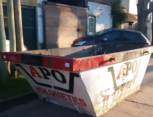 Volquete APO en una vereda