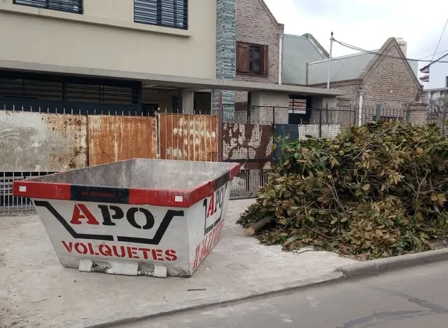 Volquete APO con restos de poda
