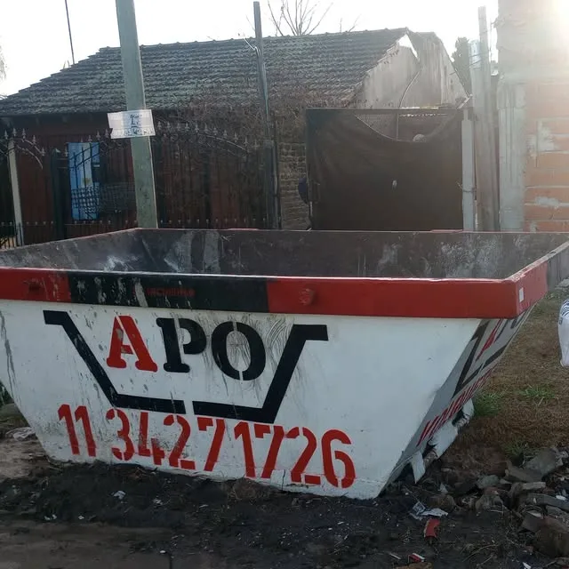 Volquete APO cargado de escombros en la vereda