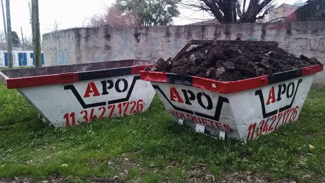 Dos volquetes APO, uno con tierra