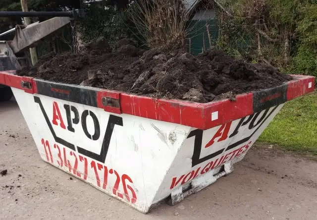 Volquete APO lleno de tierra