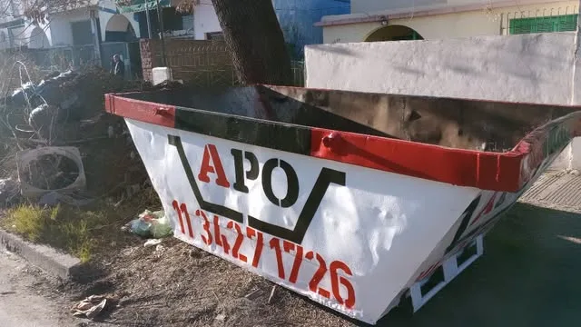 Volquete APO en un patio