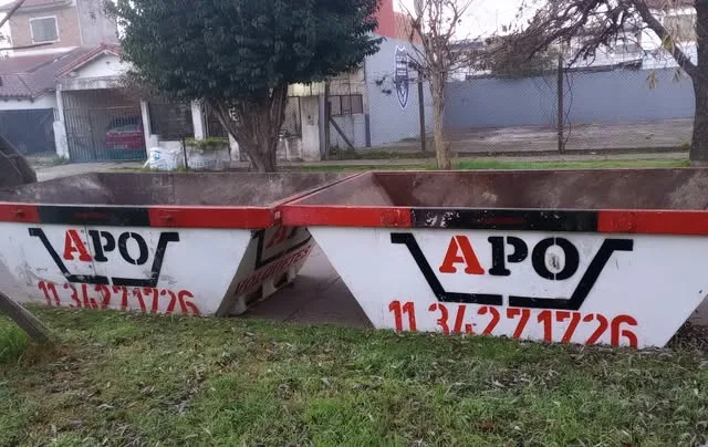 Dos volquetes APO sobre el pasto